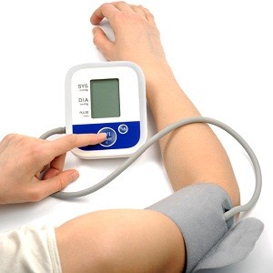 Как правильно измерить давление тонометром самостоятельно